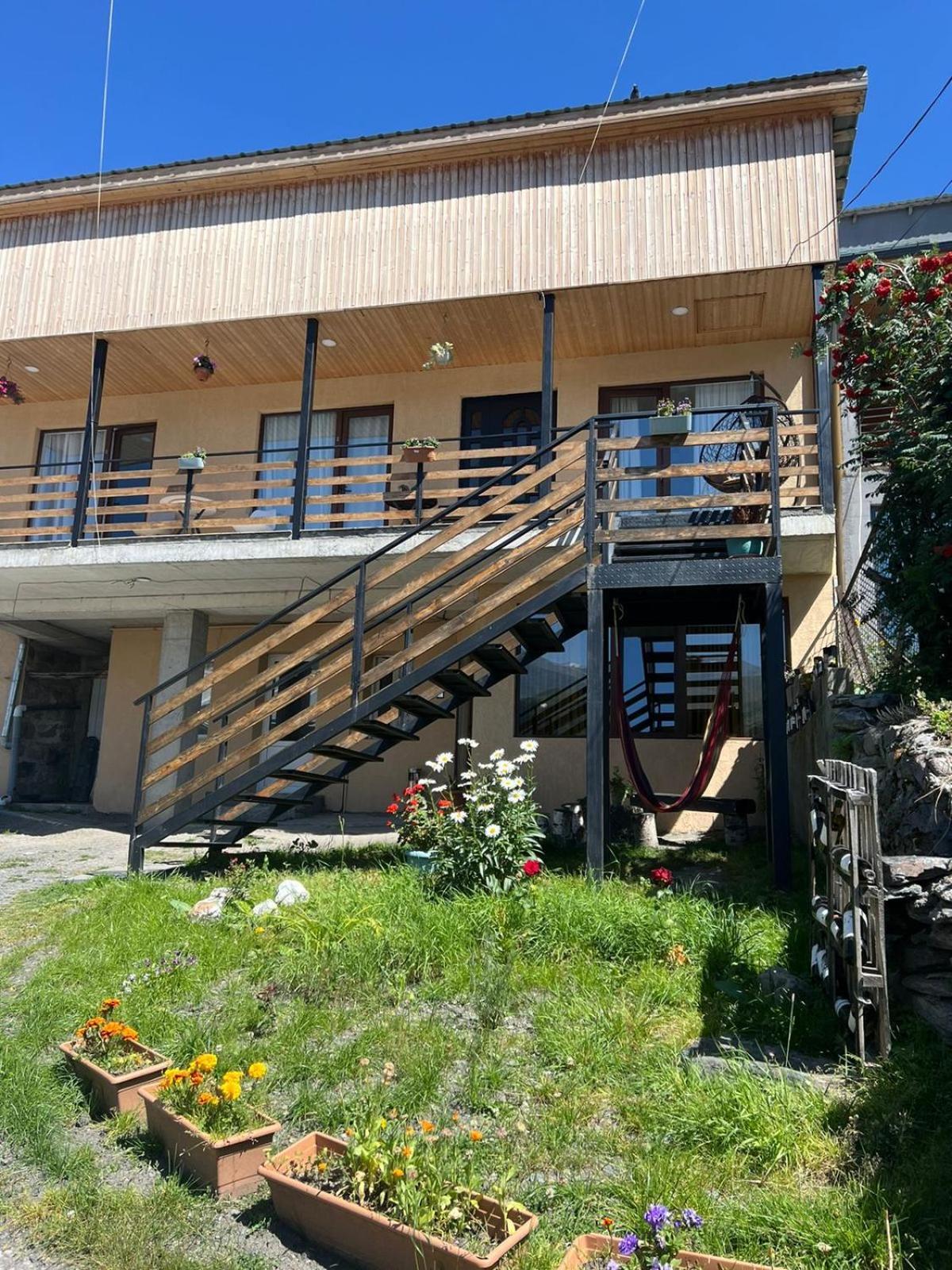 Guesthouse Relax In Kazbegi ภายนอก รูปภาพ